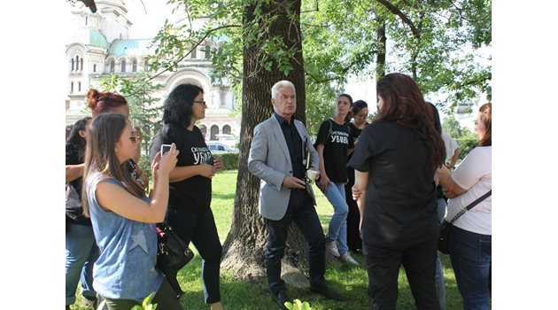 Вечерта във вторник Волен Сидеров отиде при протестиращите пред парламента майки и им обеща съдействие.  СНИМКА: РУМЯНА ТОНЕВА