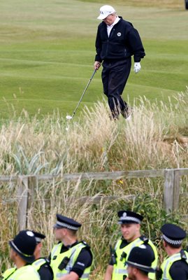Тръмп поигра голф в клуба си в Търнбъри...