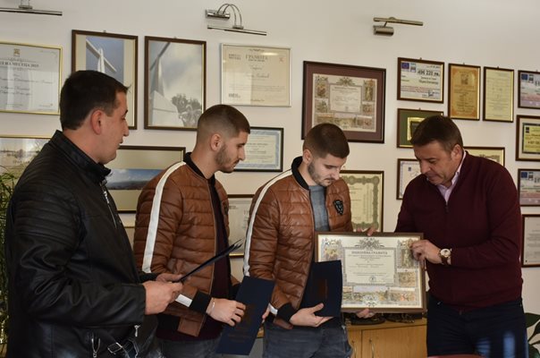 Кметът д-р Атанас Камбитов награди три момчета, помагали при гасене на пожар в жилищна кооперация.