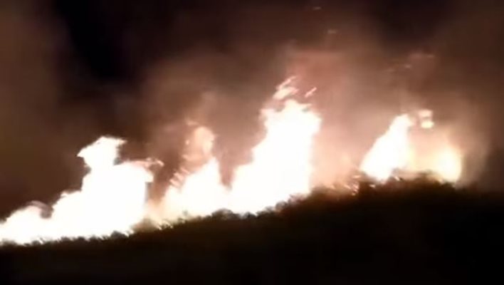 На видеото се вижда как тревата се запалва на мястото на падането на странния обект Кадър: Youtube/ Disaster Compilations