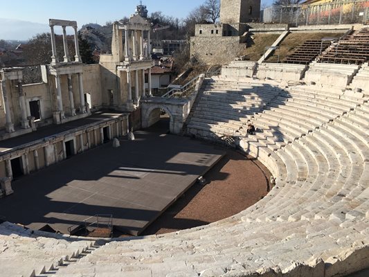 Мраморните седалки на Античния театър ще бъдат заздравени със специален разтвор, за да не прониква влага в тях. Снимки: Авторът