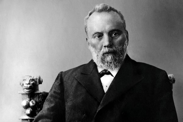 Петко Каравелов тъкмо е избран за премиер през 1880 г., когато настава бой в пленарната зала.