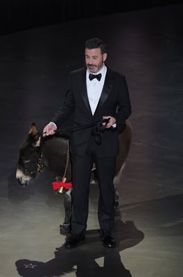 Водещ на 95-ата церемония по раздаване на най-престижните кинонагради беше Джими Кимел. По едно време той се появи с магарето от номинирания 
за най-добър филм “Баншите от Инишерин”.
СНИМКА: РОЙТЕРС