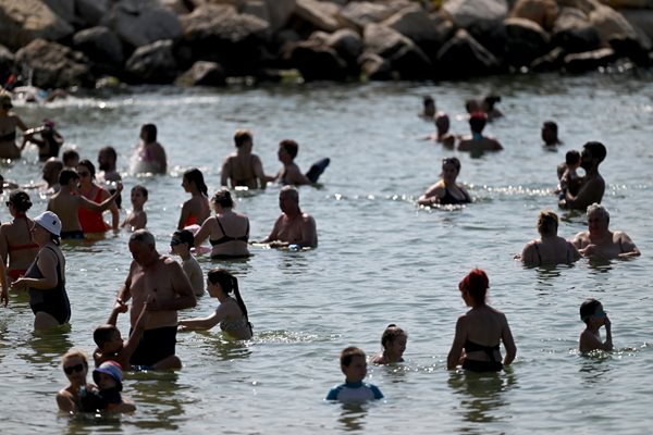 Деца се разхлаждат със скокове в района на първа буна във Варна СНИМКА: Орлин Цанев