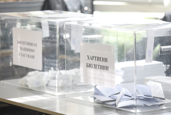 На местния вот можеше да се гласува както с машини, така и с хартиени бюлетини СНИМКА: ЙОРДАН СИМЕОНОВ