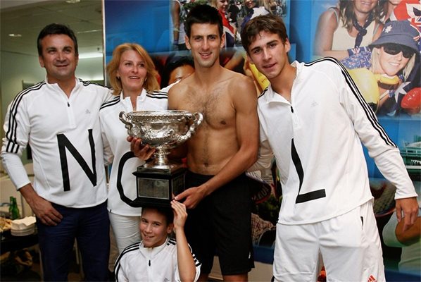Новак Джокович, гол до кръста, ликува с трофея от US Open. От дясната му страна е Марко Джокович
