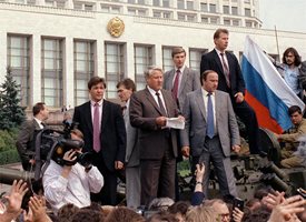 20 август 1991 г. Покачен върху бронетранспортьор пред Белия дом в Москва, Борис Елцин произнася обръщение към руския народ.