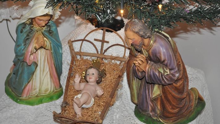 По стаите са подредени 35 декорации на новородения Исус в яслата.