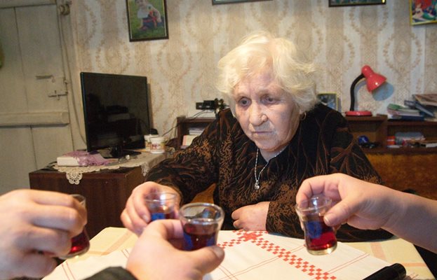 Тодорка Ангелова - най-възрастната акушерка в Силистра – на 86 години. СНИМКИ: АВТОРКАТА