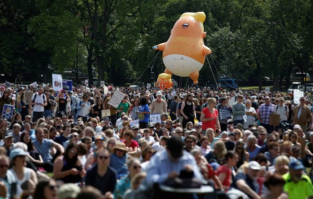 ... докато демонстрантите в Единбург издигнаха огромен оранжев балон, изобразяващ Тръмп като пищящо бебе. Снимки РОЙТЕРС