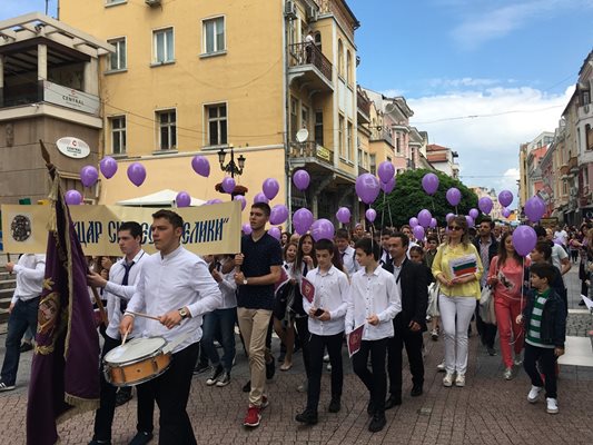 Всички училища се включиха в манифестацията.