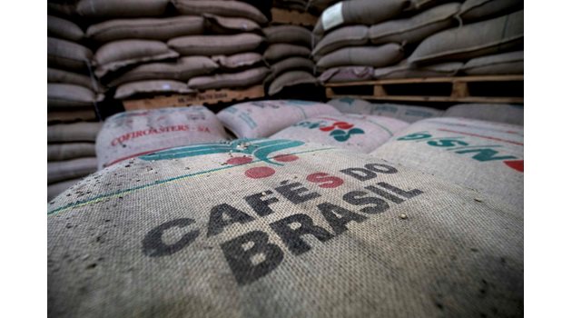 Опаковъчните материали за кафето също поскъпват, както и транспортните разходи и това натежава върху цената му.

СНИМКА: РОЙТЕРС

