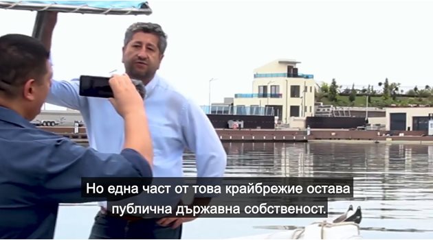 Христо Иванов и Ивайло Мирчев снимата клип как пристигат с гумена лодка на Росенец.