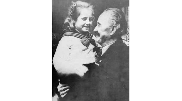 Една от най-популярните снимки на Стоянов е с Георги Димитров, който е гушнал малката Нушка Григорова.