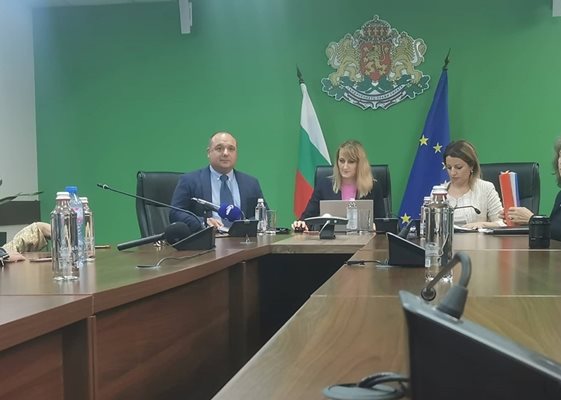 Служебният министър на околната среда Росица Карамфилова (в средата) представи екипа си - зам.-министрите Петър Димитров и Ренета Колева
