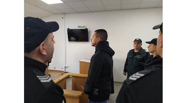Полицаят Денислав Борисов беше охраняван от четирима в съда.