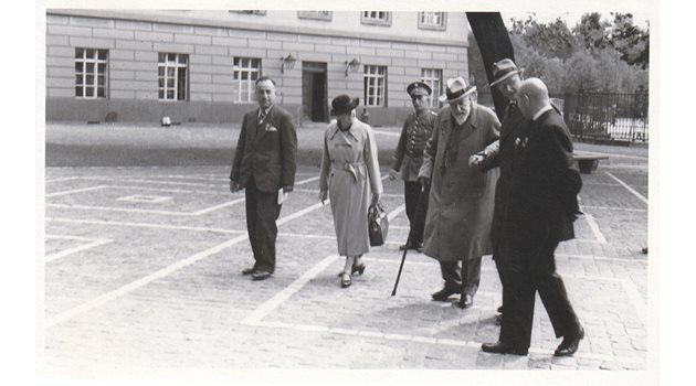 Абдикиралият вече цар Фердинанд е поканен на Международен ентомологичен конгрес в Берлин през 1938 г., с него са няколко професори. 
СНИМКА: АРХИВ НА ВНУКА НА АКАД. ИВАН БУРЕШ - АЛЕКСИ ПОПОВ
