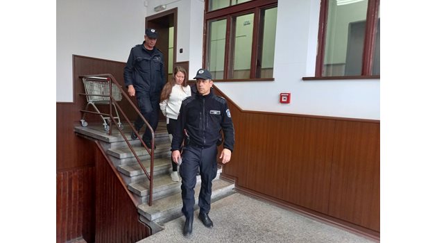 Охраната води Красимира лалева към съдебната зала.