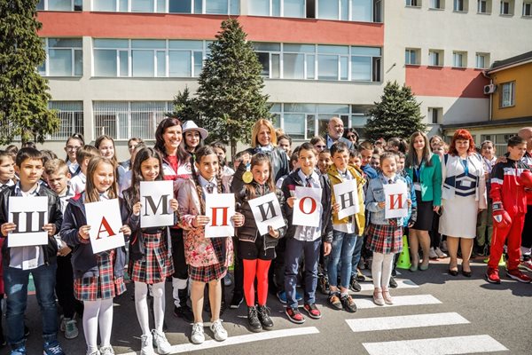 Йорданка Фандъкова и Стойка Кръстева се включиха в заключителното събитие на инициативата "Надежда за шампиони". 
СНИМКА: АДЕЛИНА АНГЕЛОВА