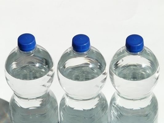 Човек не се нуждае от осем чаши вода дневно