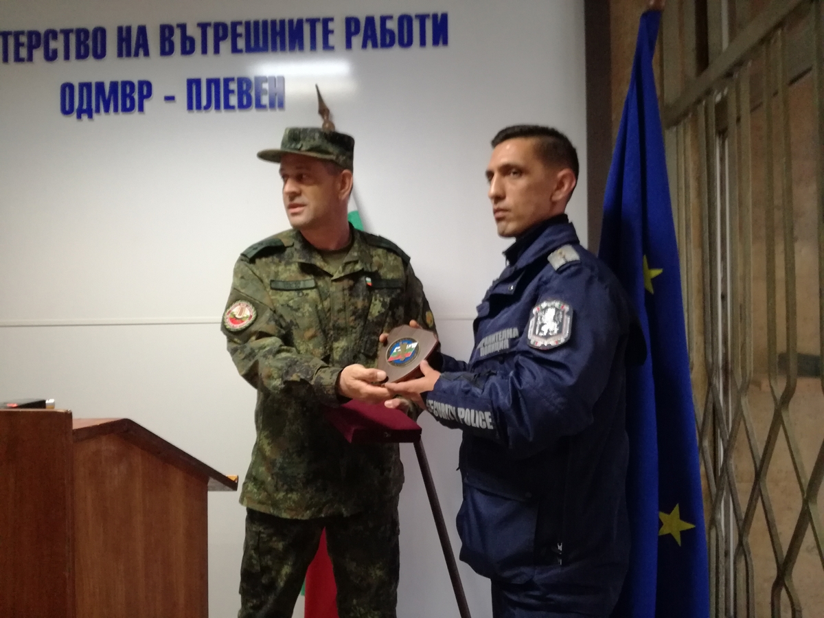 Наградиха полицай, спасил военен командир при пътен инцидент в Плевен