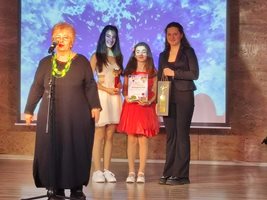 Награждаване на талантливите деца от ОДК "Ние, врабчетата"- Монтана с директор Миглена Георгиева