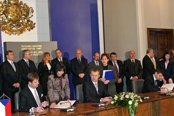 На 19 ноември 2004 г. в МС бе подписана продажбата на енергото в Западна България на ЧЕЗ. 
СНИМКИ: 24 ЧАСА