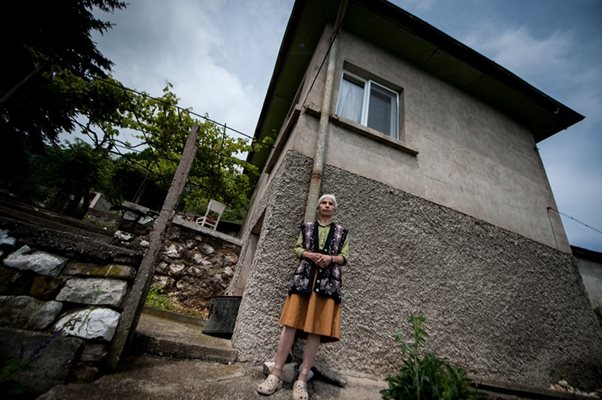 В наши дни има добри хора, които са готови да помогнат на човек в беда, убедена е баба Пенка