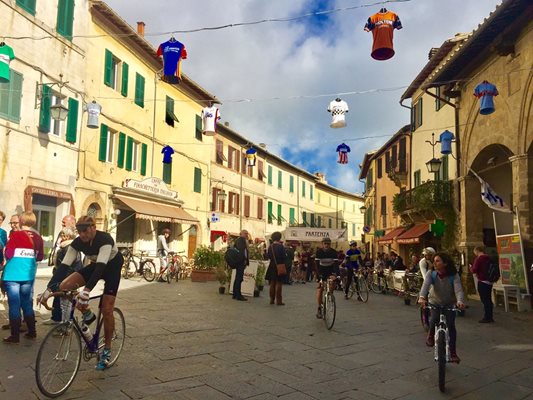 Монталчино е украсен с фланелки на колоездачи по време на "Ероика".