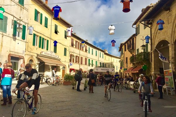 Монталчино е украсен с фланелки на колоездачи по време на "Ероика".