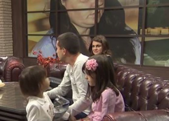 Румен и Станислава с двете си дъщери - Никол (вляво) и сестра й. СНИМКА: Би Ти Ви
