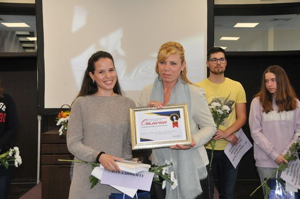 Десислава Динчева получава награда от Диана Саватева.