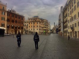 Карабинери контролират безлюдния Испански площад в Рим. СНИМКА Виолина Христова