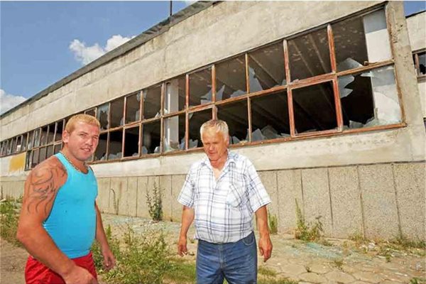 Вчера пред сградата бе и Господин Вълев (вляво) от Ямбол. Той искал да купи 4 от автобусите на Ангелов (вдясно), но след набезите на ромите им липсвали части.
СНИМКИ: ЙОРДАН СИМЕОНОВ