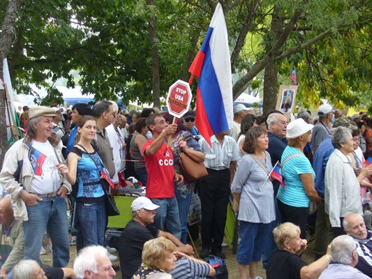 Над 10 хиляди души от цялата страна посетиха днес 14-ия събор на русофилите край язовир "Копринка", съобщиха организаторите.
