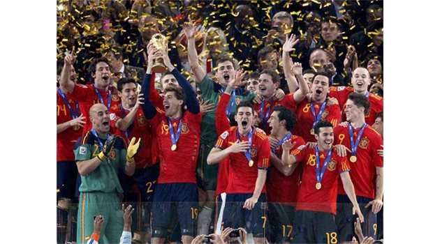 НА ВЪРХА: Испания дублира европейската си титла с короната на световното първенство в ЮАР.