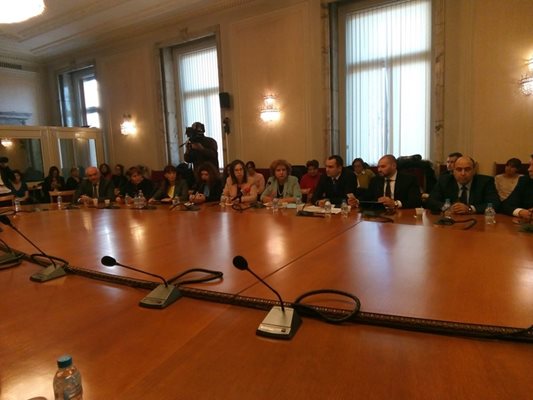 Бюджетната комисия даде зелена светлина на проекта за промени в закона за хазарта на Валери Симеонов. Снимка 24 ЧАСА