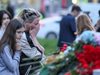 Скръб и дебати за оръжията и интернет в Русия след стрелбата в Казан