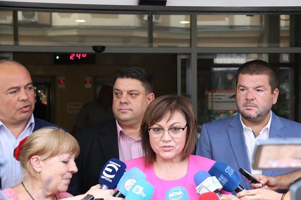 Соцлидерката Корнелия Нинова и част от ръководството на партията застанаха пред медиите, за да обявят, че все още нямат окончателно решение и преговорите с ИТН за подкрепа на кабинета ще продължат. 
СНИМКА: БСП
