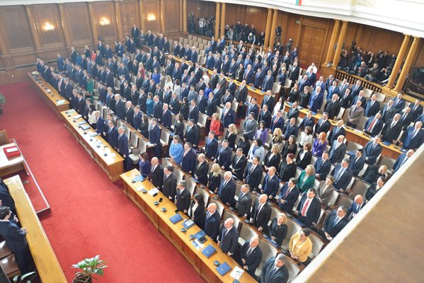БНТ и БНР излъчват заключителните декларации на партиите в парламента