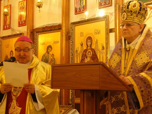 Епископ Страхил Каваленов /вляво/ чете съболезнователно писмо от името на папа Франциск.
Снимка: Ваньо Стоилов