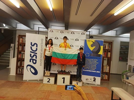 С българското знаме на първото място на стълбичката