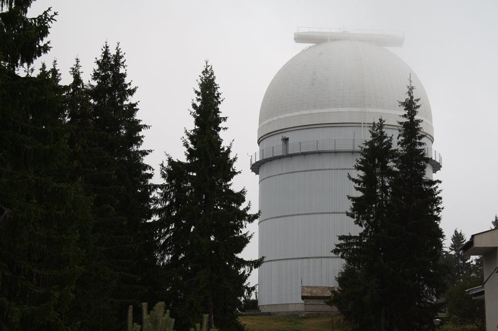 Обсерваторията "Рожен" към БАН се посещава от над 10 000 туристи годишно.