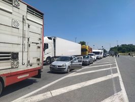 Интензивен трафик за товарни автомобили на някои от граничните пунктове с Румъния, Турция и Сърбия. 
 Снимка: Архив