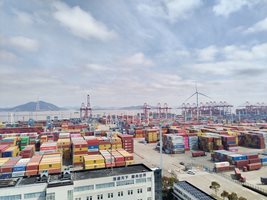 Нинбо Жошуан е най-натовареното пристанище в Китай, контейнерите му се движат по повече от 300 маршрута, свързващи над 600 пристанища в над 200 страни