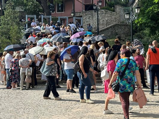 Очакванията бяха за дъжд, но всъщност хората използваха чадърите, за да се пазят силното пловдивско слънце.