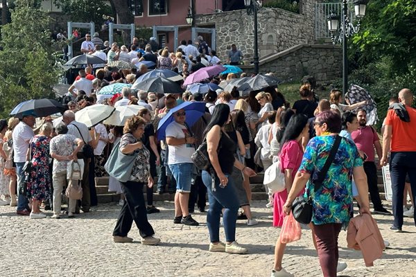 Очакванията бяха за дъжд, но всъщност хората използваха чадърите, за да се пазят силното пловдивско слънце.