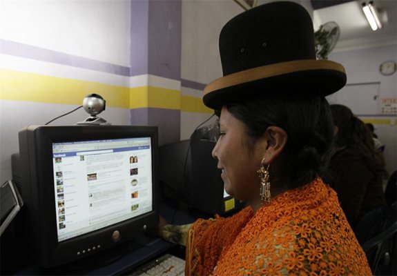 Перуанка преглежда страницата си във фейсбук в интернет кафе в Ла Пас.