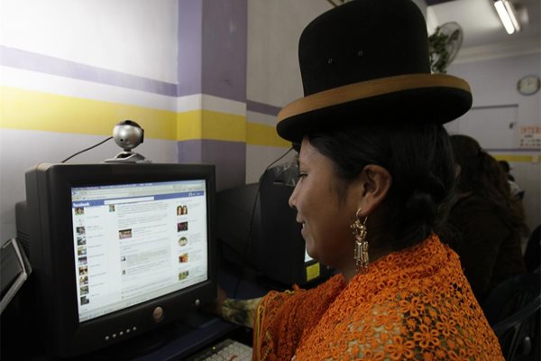 Перуанка преглежда страницата си във фейсбук в интернет кафе в Ла Пас.