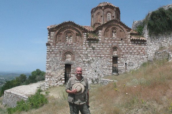 Пред църквите на древния Берат.